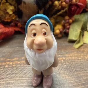 SLEEPY SNOW WHITE AND SEVEN DWARFS 2” ACTION FIGURE DISNEY Vintage (1993) TOY